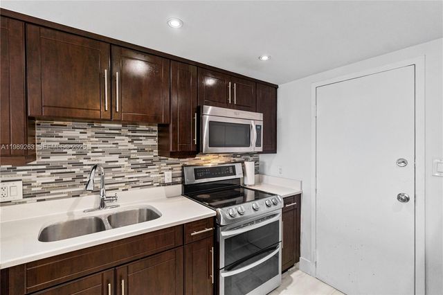 437 Golden Isles Dr 11J, Hallandale Beach, FL 33009