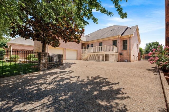 111 Carriage Way, Hendersonville, TN 37075