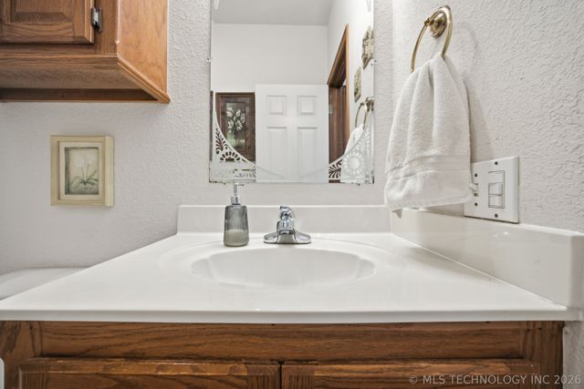 2445 Avalon Drive, Eufaula, OK 74432