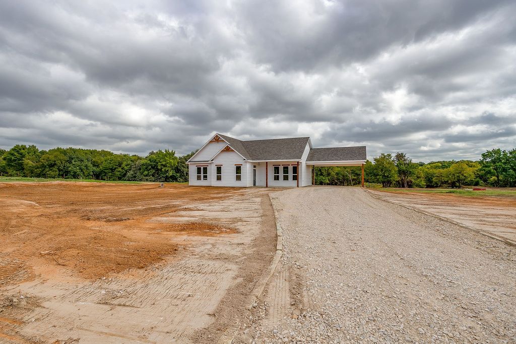 1024 RAYS Way, Weatherford, TX 76085 — exterior