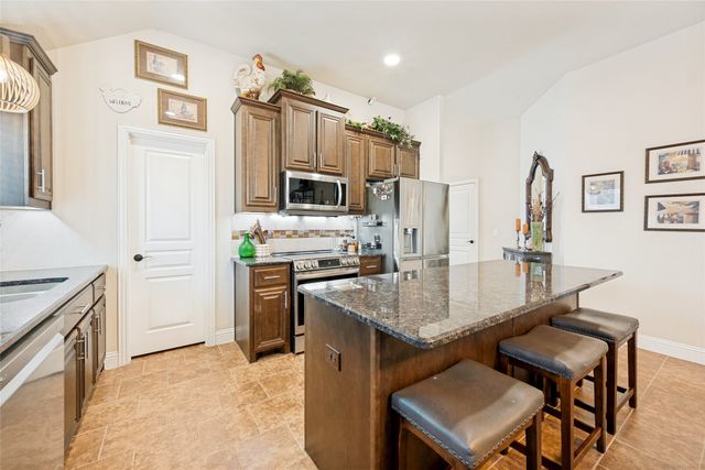 403 Lakeview Drive, Alvarado, TX 76009