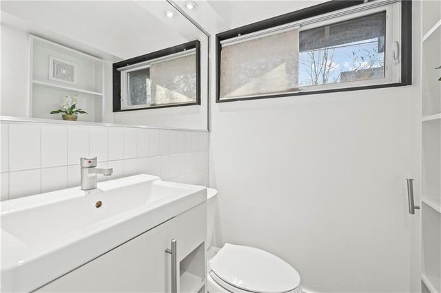 2115 W 71st Terrace, Prairie Village, KS 66208