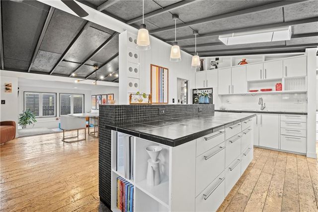 2115 W 71st Terrace, Prairie Village, KS 66208