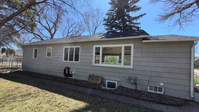 804 11th St NW, Minot, ND 58703
