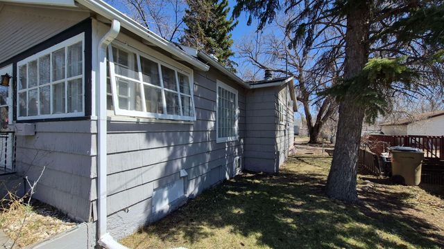 804 11th St NW, Minot, ND 58703