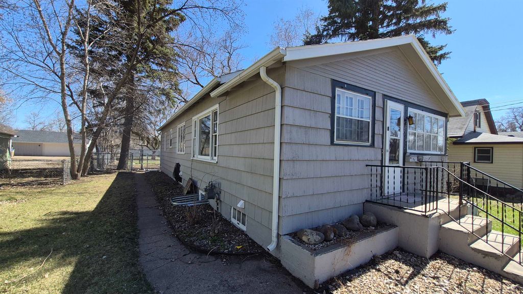 804 11th St NW, Minot, ND 58703