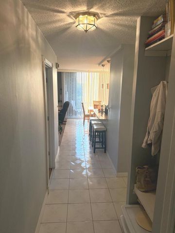 1043 S YORK Road 411, Bensenville, IL 60106