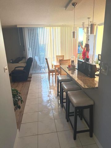 1043 S YORK Road 411, Bensenville, IL 60106