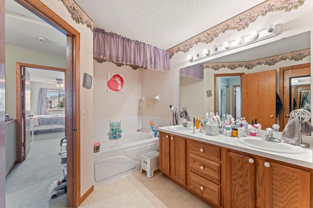 2196 Flamingo Drive, Shakopee, MN 55379