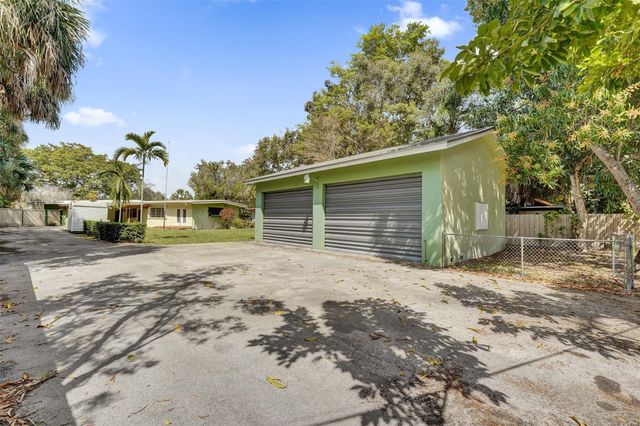 720 E Country Club Circle, Plantation, FL 33317