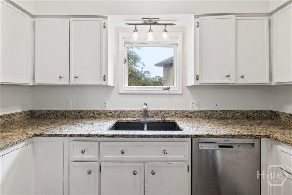 Image 13 of property listing at 12 Moss Pointe Court, Savannah, GA 31410