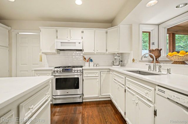 2819 Bywater Drive, Troy, MI 48085