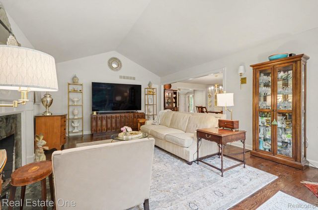 2819 Bywater Drive, Troy, MI 48085