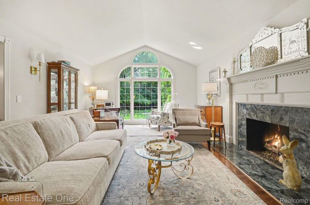 2819 Bywater Drive, Troy, MI 48085