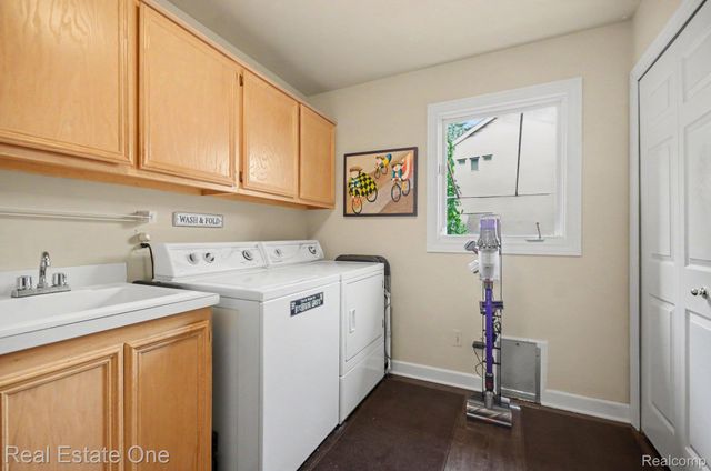 2819 Bywater Drive, Troy, MI 48085