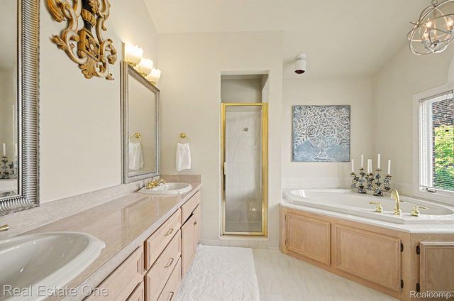 2819 Bywater Drive, Troy, MI 48085