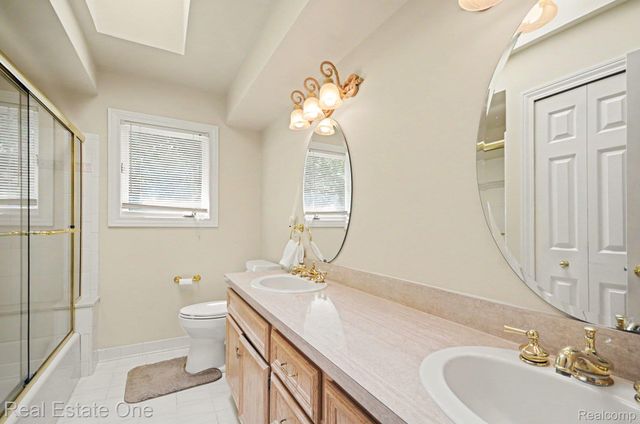 2819 Bywater Drive, Troy, MI 48085