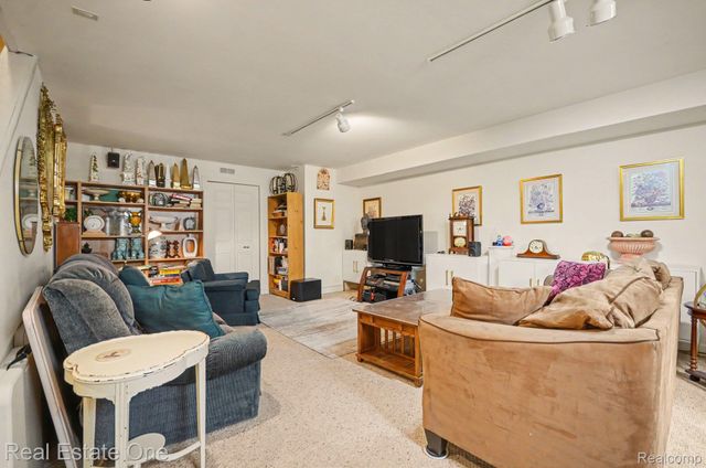 2819 Bywater Drive, Troy, MI 48085