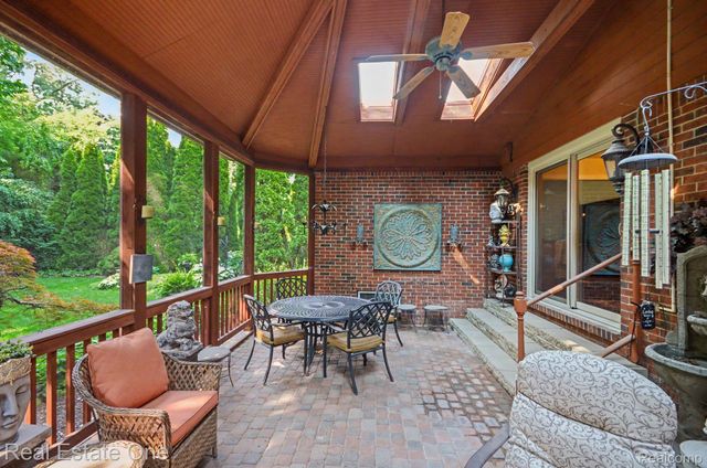 2819 Bywater Drive, Troy, MI 48085