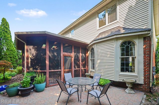 2819 Bywater Drive, Troy, MI 48085
