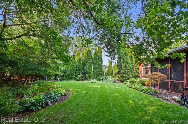 2819 Bywater Drive, Troy, MI 48085