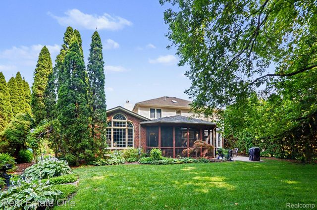 2819 Bywater Drive, Troy, MI 48085