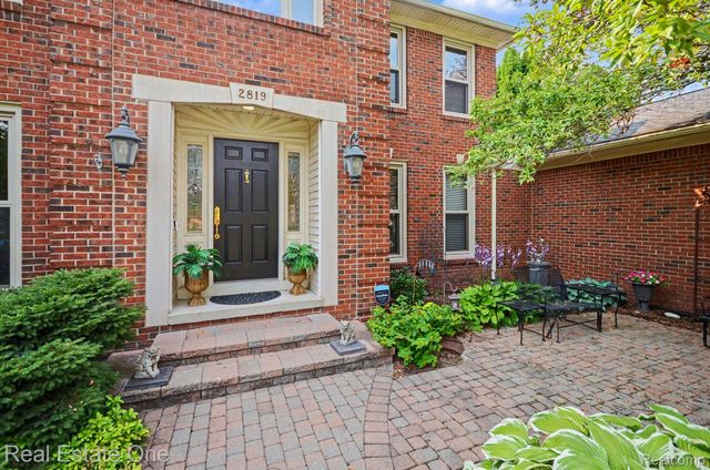 2819 Bywater Drive, Troy, MI 48085
