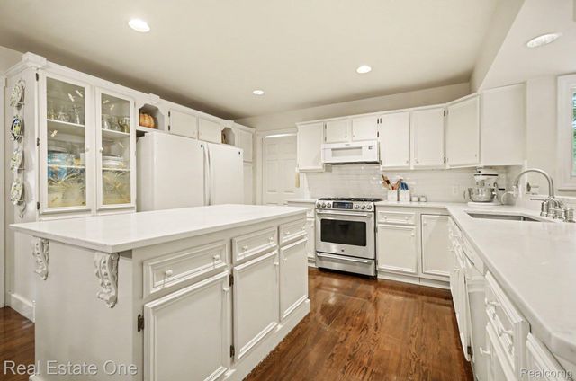 2819 Bywater Drive, Troy, MI 48085