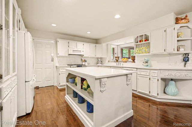 2819 Bywater Drive, Troy, MI 48085
