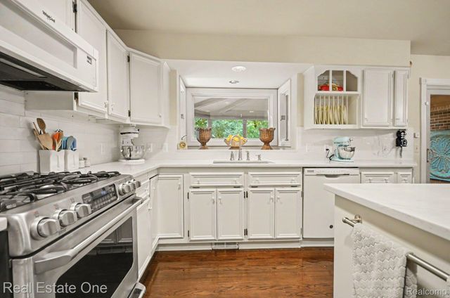 2819 Bywater Drive, Troy, MI 48085