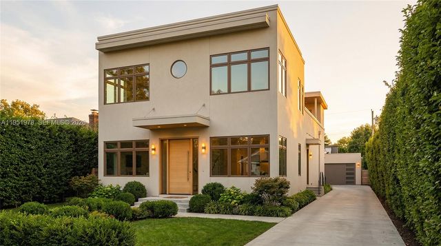 623 NE 4th St, Hallandale Beach, FL 33009