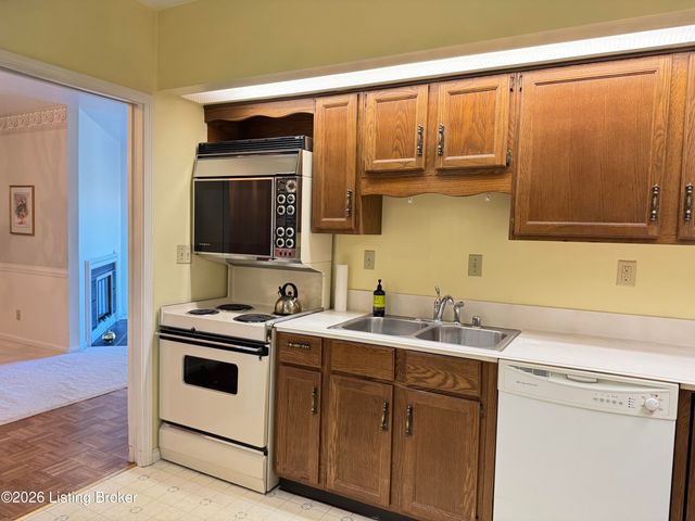 1612 Gardiner Ln 113, Louisville, KY 40205