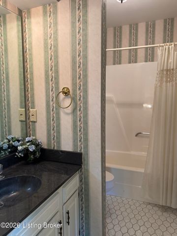 1612 Gardiner Ln 113, Louisville, KY 40205