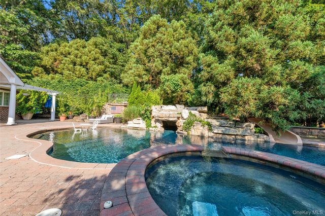 11 Danton Lane N, Lattingtown, NY 11560