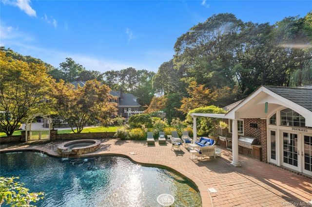 11 Danton Lane N, Lattingtown, NY 11560