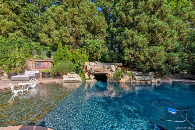 11 Danton Lane N, Lattingtown, NY 11560