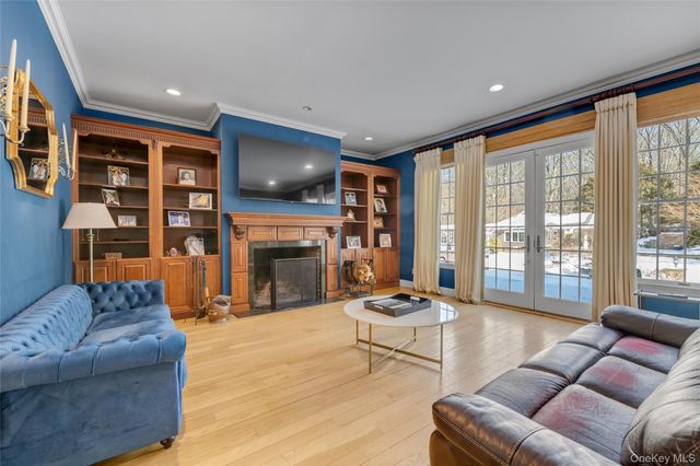 11 Danton Lane N, Lattingtown, NY 11560