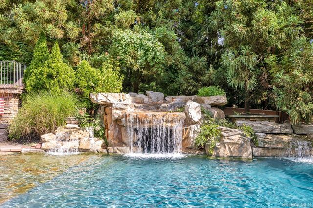 11 Danton Lane N, Lattingtown, NY 11560