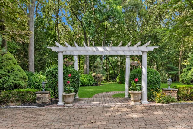 11 Danton Lane N, Lattingtown, NY 11560