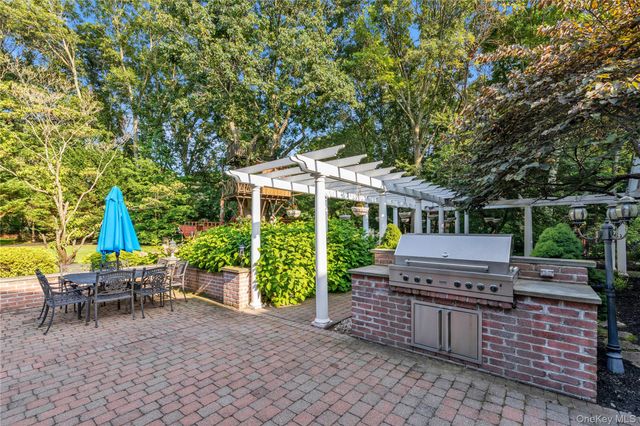 11 Danton Lane N, Lattingtown, NY 11560