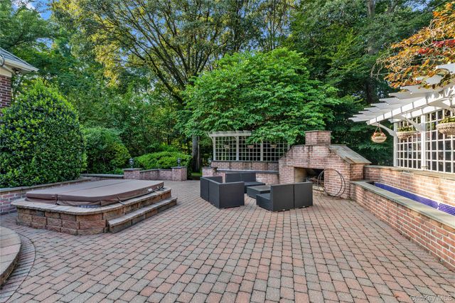 11 Danton Lane N, Lattingtown, NY 11560