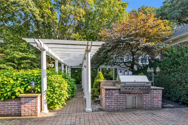 11 Danton Lane N, Lattingtown, NY 11560