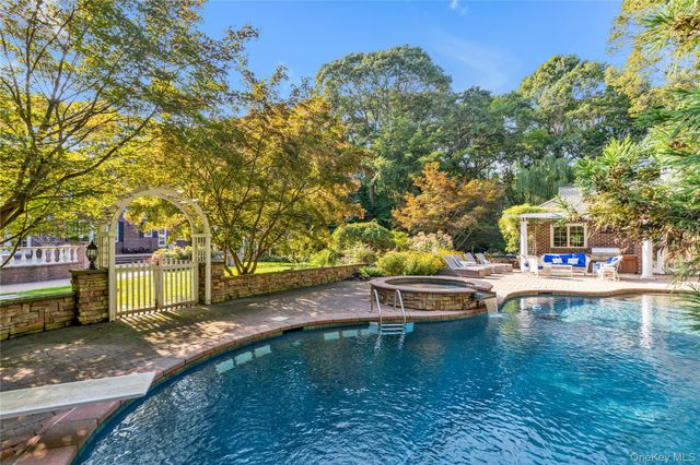 11 Danton Lane N, Lattingtown, NY 11560