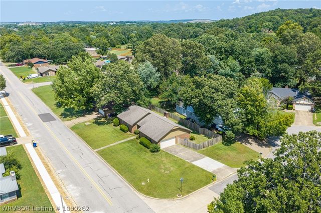 1804 Brooken Hill Drive, Fort Smith, AR 72908