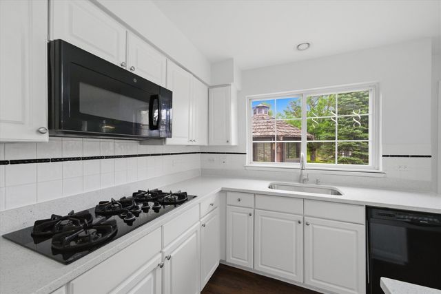 2210 Fieldcrest Drive, Mundelein, IL 60060