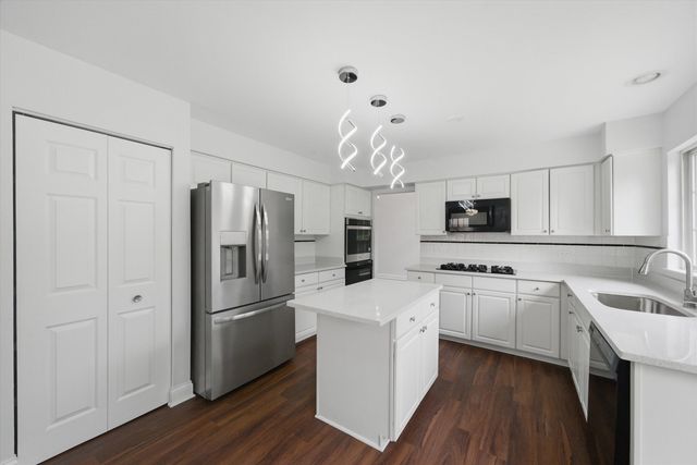 2210 Fieldcrest Drive, Mundelein, IL 60060
