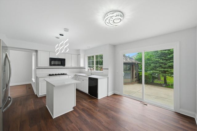 2210 Fieldcrest Drive, Mundelein, IL 60060