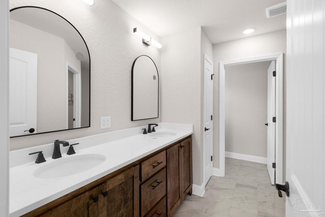 7953 Twin Lake Dr, Milton, FL 32583