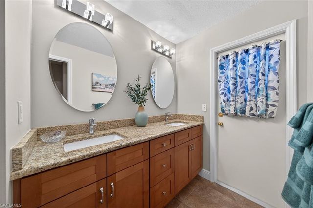 4933 Seville CT, Cape Coral, FL 33904