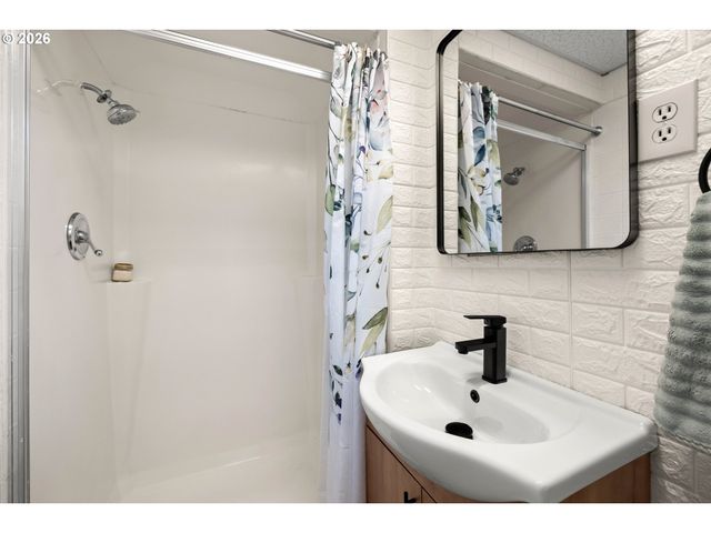 1831 Ne 142ND Ave, Portland, OR 97230